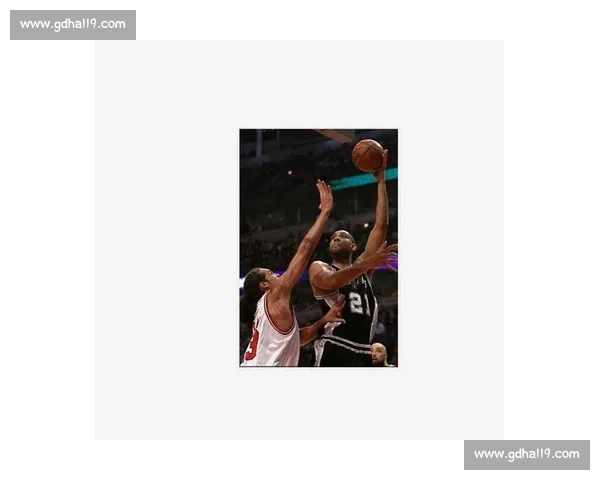 勾手投篮技巧解析：从基础动作到实战应用全面提升你的投篮水平